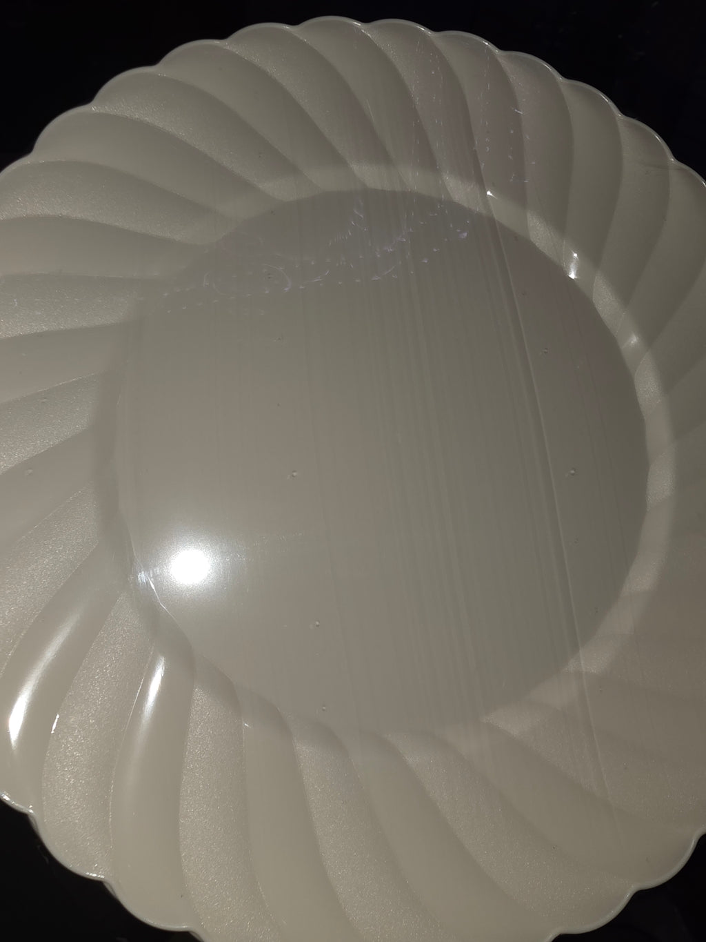 U-QE 100 Piece Ivory Scalloped Plastic Plates for Party - Plastic Plates Disposable Heavy Duty