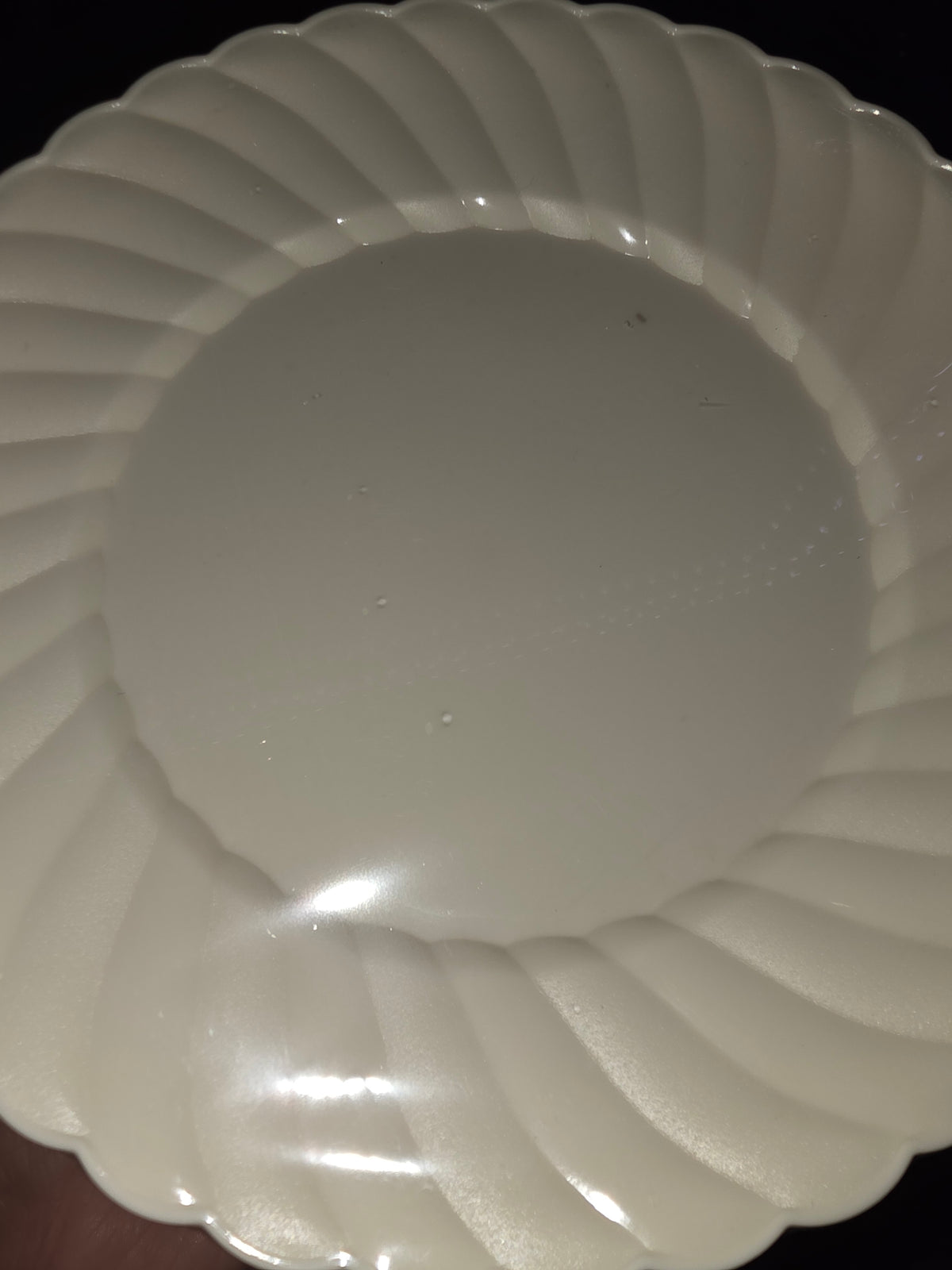 U-QE 100 Piece Ivory Scalloped Plastic Plates for Party - Plastic Plates Disposable Heavy Duty